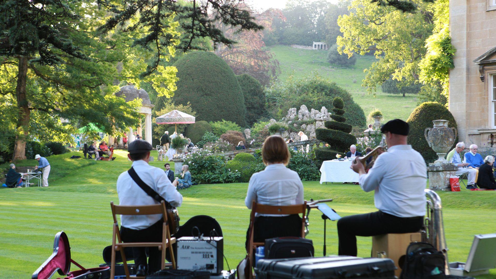 If Opera musicians in garden