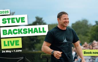 Steve Backshall talking into a microphone in front of an audience